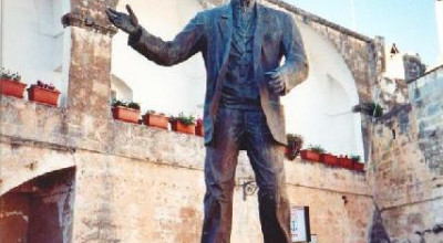 Tricase - piazza Antonio Dell'Abate - Statua di Don Tonino Bello